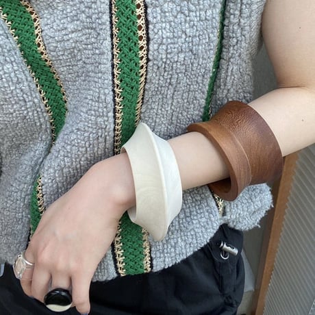 bump wood bangle / natural white
