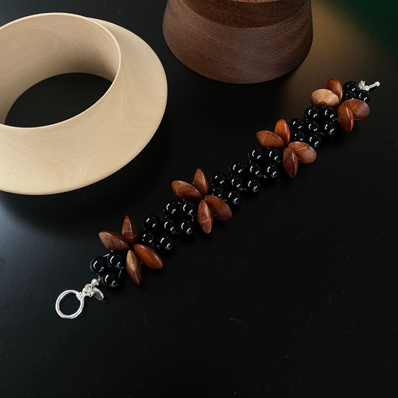 Moment to moment bracelet | yurikaakutsu