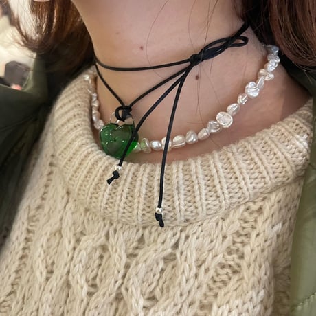 ho. glass string necklace