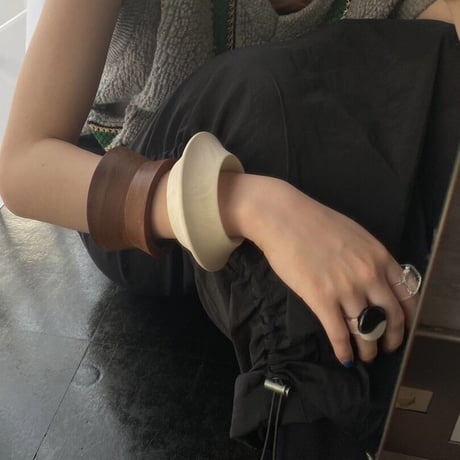 bump wood bangle / natural white