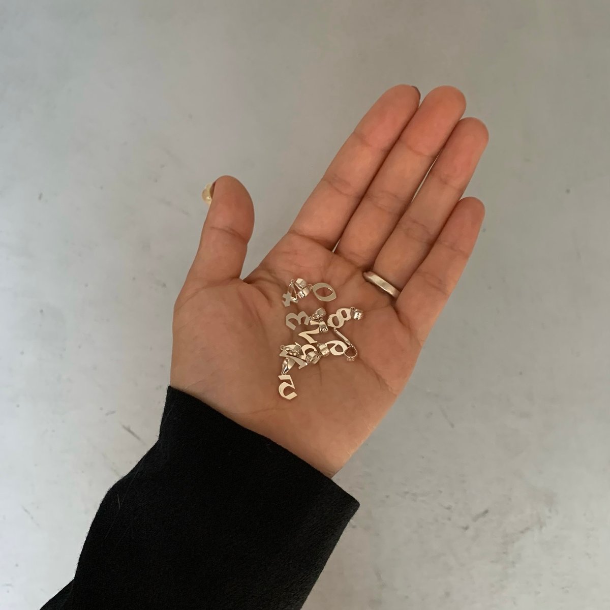 セット販売】tos initials necklace(数字チャーム) | yurikaak