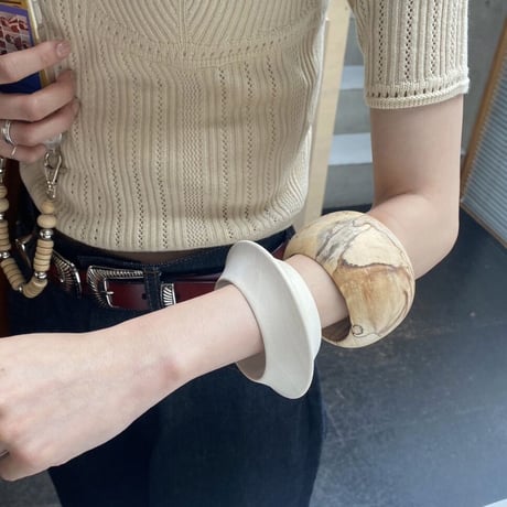 bump wood bangle / natural white