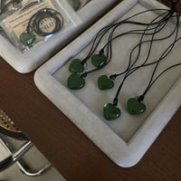 ho. glass string necklace