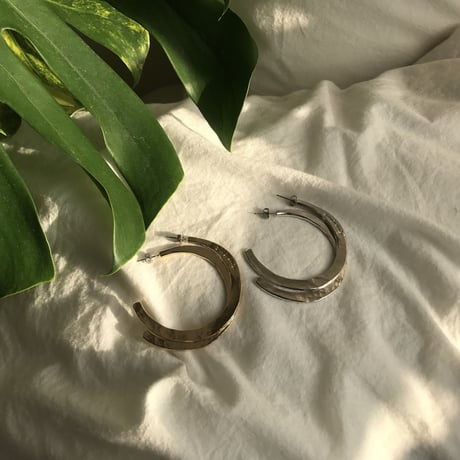 S ____ 001 . light gold hoop