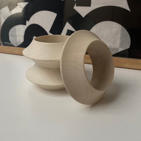 bump wood bangle / natural white