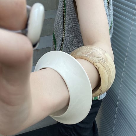 bump wood bangle / natural white