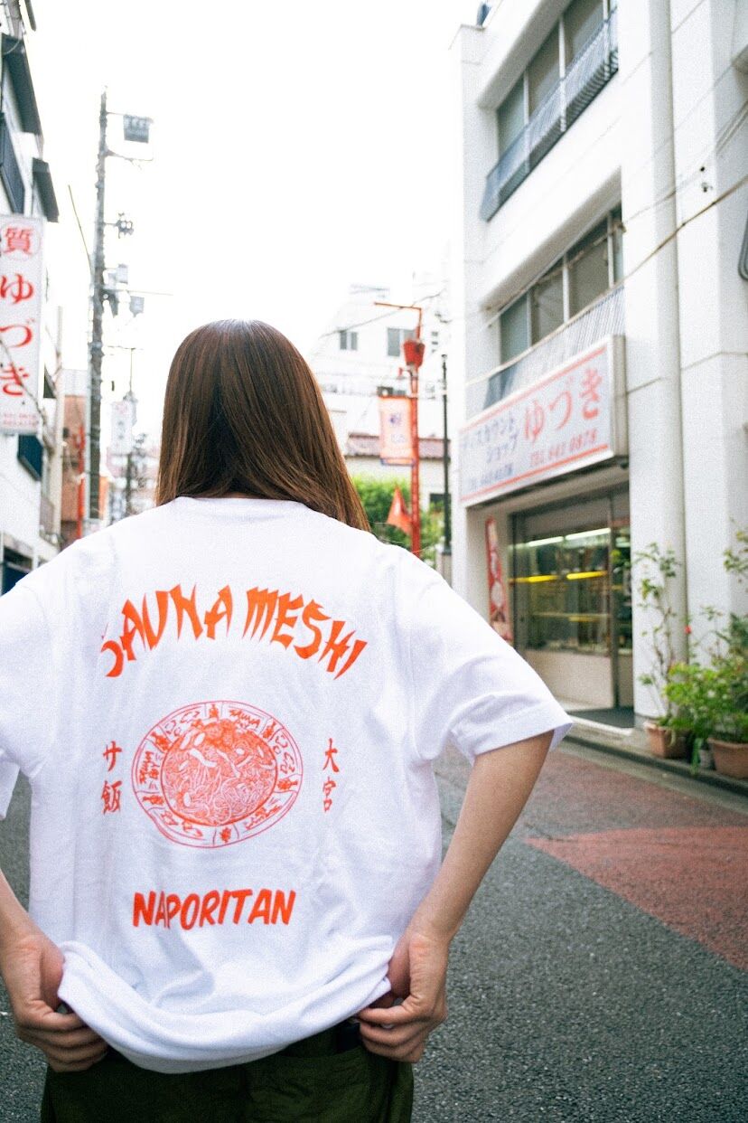 SKREWZONE】×SAUNA BOY(サウナボーイ)大宮サ飯Tシャツ SKREWZONE】×SAUNA BOY(サウナボーイ)大宮サ飯Tシャツ