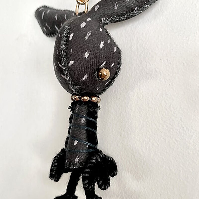 ラビットキーホルダー -hand-painted polka dots BK- | T dol