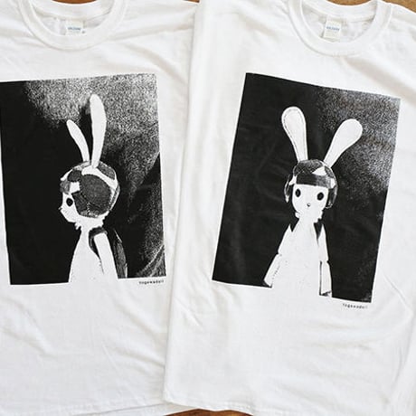 TシャツB