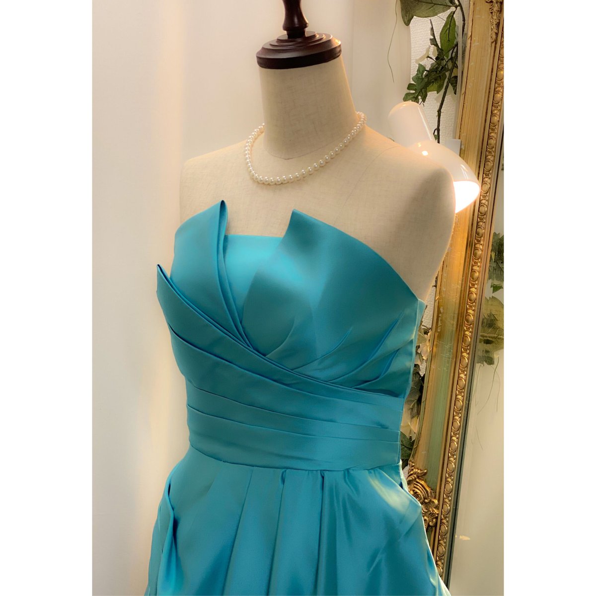 スタンダードドレス ブルーストレッチサテンにモチーフ❣️裾羽根パープル❣️Mサイズ TADASHI SHOJI 花紺 薔薇レースVネックノースリーブミディアム