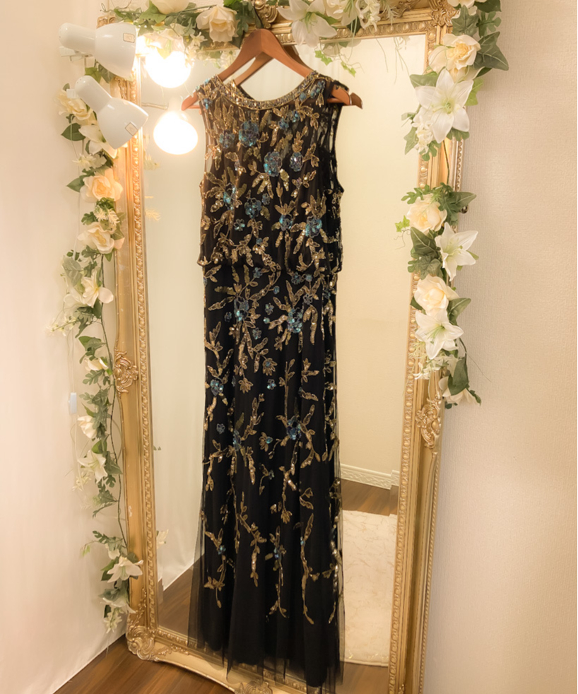 ローズ付きラメ＆スパンコール　ドレス　ベルスリーブ×Vネック｜ブラック×パープル ローズ付きラメ＆スパンコール ドレス ベルスリーブ×Vネック