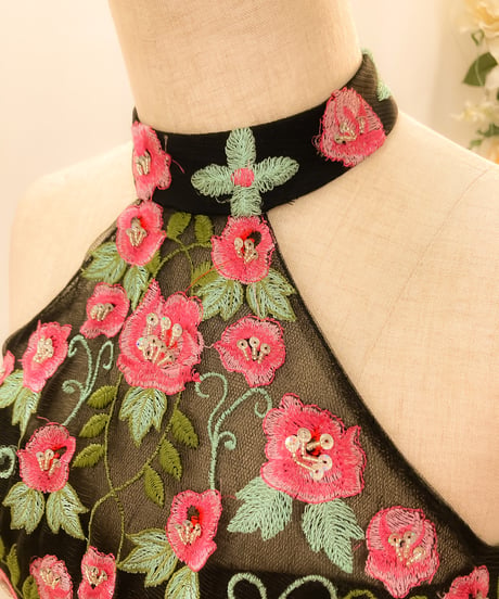 フラワー刺繍 ホルターネックドレス　ブラック　Mサイズ
