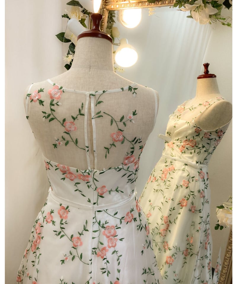 マルチカラー 花柄刺繍ドレス ホワイト | Sharon Style Online マルチカラー 花柄刺繍ドレス ホワイト | Sharon Style Online