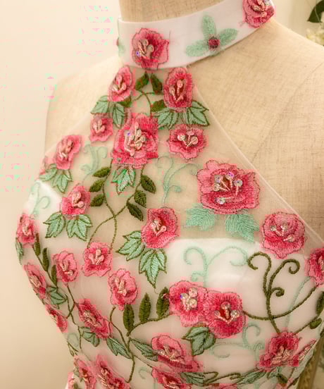 フラワー刺繍 ホルターネックドレス　ホワイト