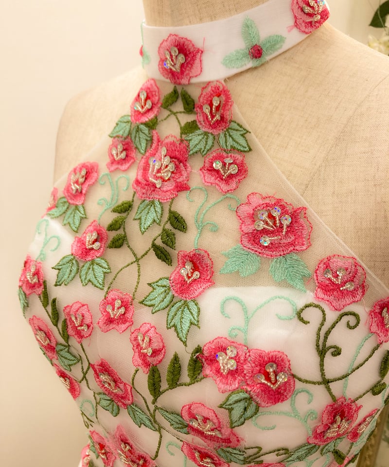 フラワー刺繍 ホルターネックドレス ホワイト | Sharon Style