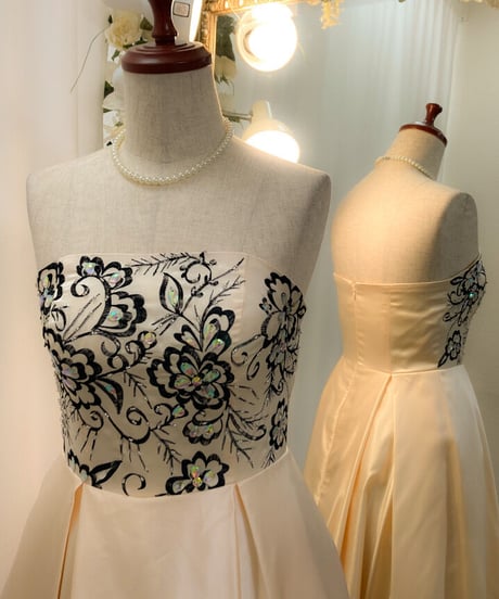 モノクロ刺繍 ベアトップドレス　アイボリー　Mサイズ