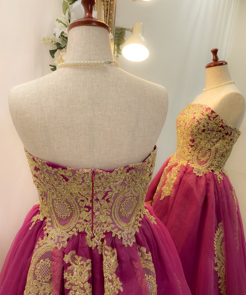 ゴールド刺繍アップリケ ベアトップボリュームドレス ラズベリー ゴールド刺繍アップリケ ベアトップボリュームドレス ラズベリー