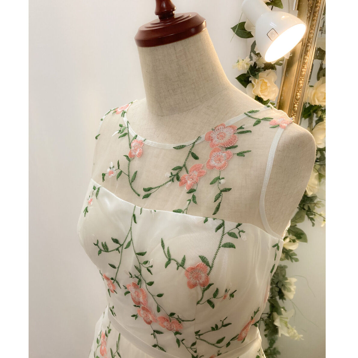 マルチカラー 花柄刺繍ドレス ホワイト | Sharon Style Online マルチカラー 花柄刺繍ドレス ホワイト | Sharon Style Online