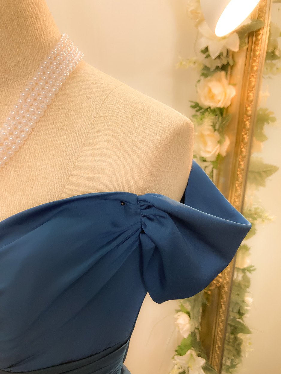 シルク風サテンオフショルダードレス サックスブルー | Sharon
