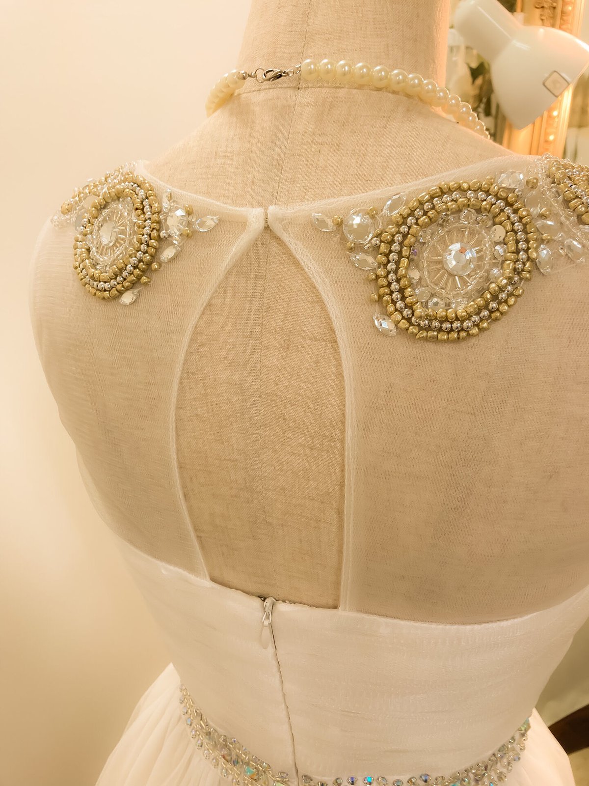 ネックレスビジュー スリーブレスドレス ホワイト | Sharon Style