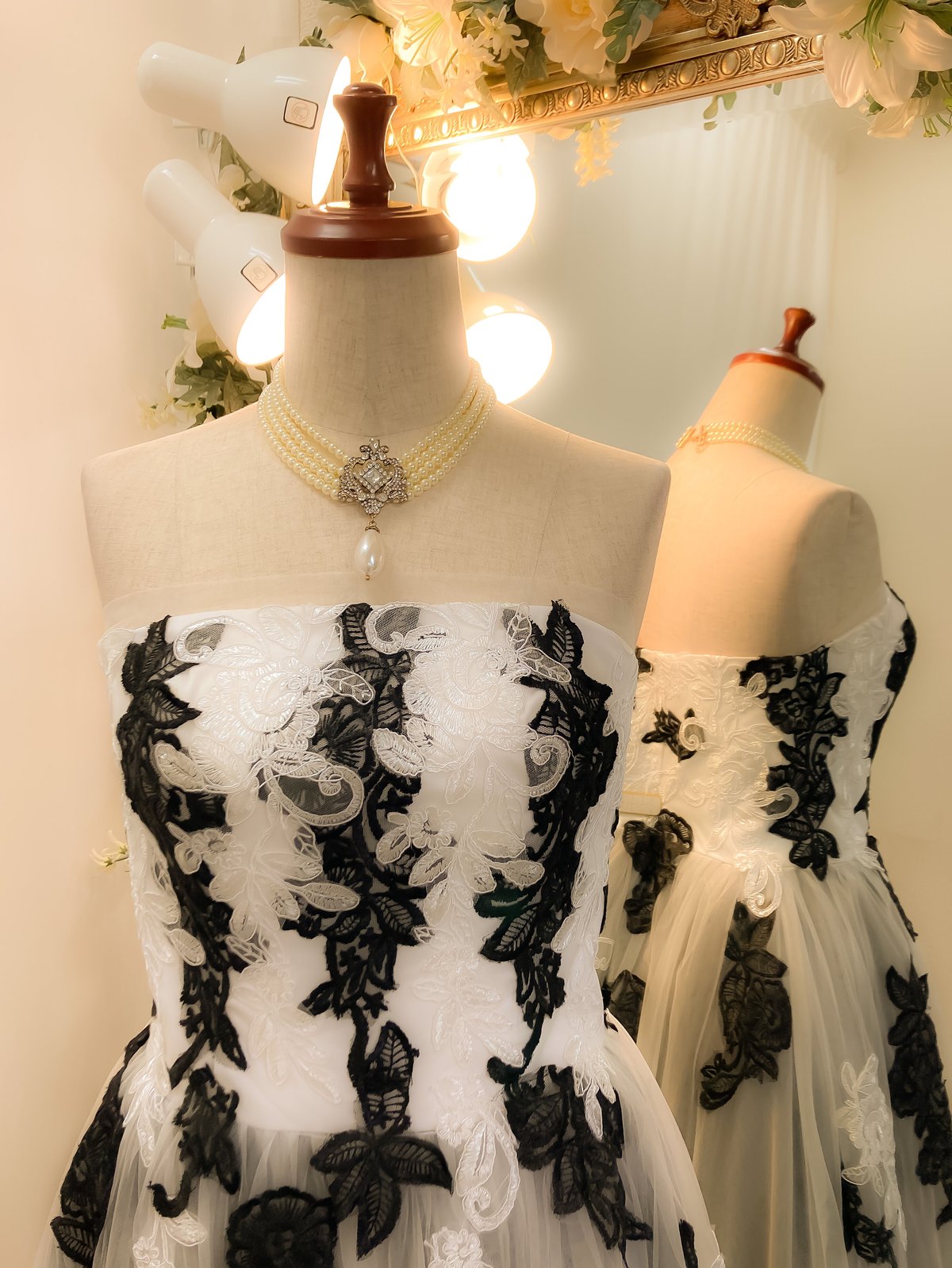 モノトーン刺繍ニュアンスチュールドレス ホワイト×ブラック