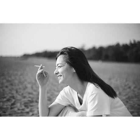 川島小鳥写真集　『つきのひかり あいのきざし』