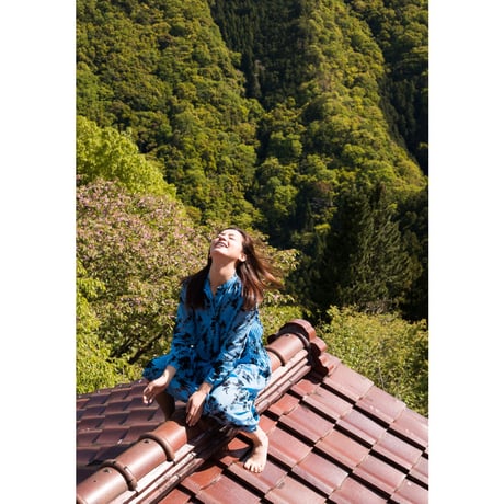 川島小鳥写真集　『つきのひかり あいのきざし』