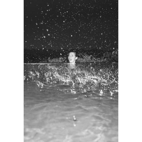 川島小鳥写真集　『つきのひかり あいのきざし』