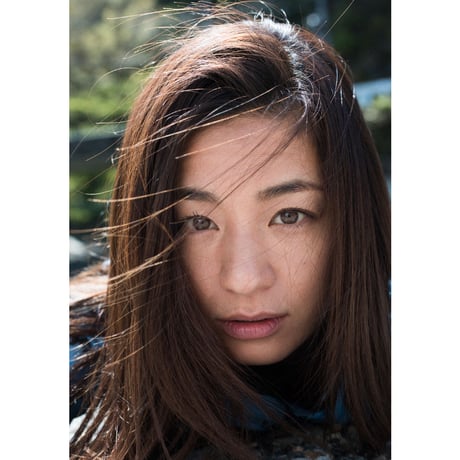 川島小鳥写真集　『つきのひかり あいのきざし』