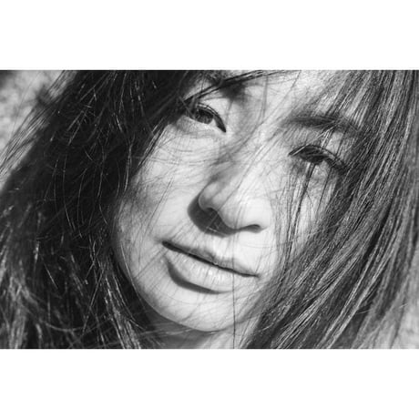 川島小鳥写真集　『つきのひかり あいのきざし』