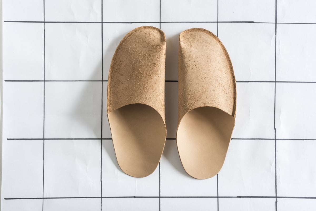 001 スリッパ おとな ／ キャメル | トートーニー