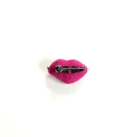 Miniature Kiss Brooch