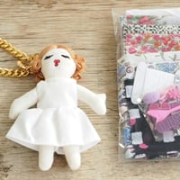 バッグチャームのカスタムキット（白いワンピース）