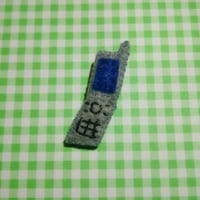 フェルトの携帯電話ブローチ