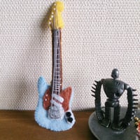 フェルトのギターブローチ（ムスタング）
