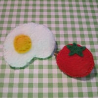 フェルトの目玉焼き＆トマトブローチセット（半立体）