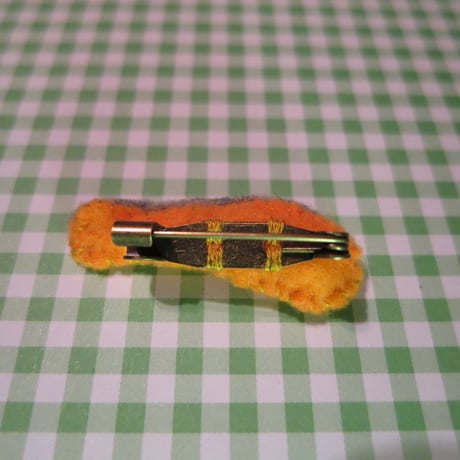 フェルトの焼き鮭ブローチ（半立体）