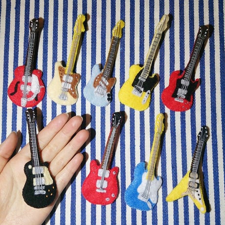 フェルトのギターブローチ（SG）