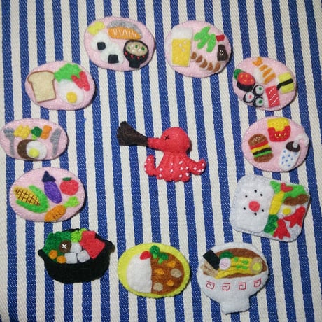フェルトのカレーライスブローチ