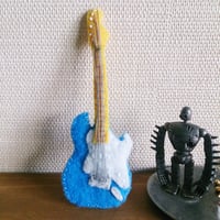フェルトのギターブローチ（ストラトキャスター）