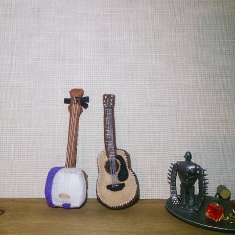 【ご注文品】フェルトの三味線ブローチ（立体）