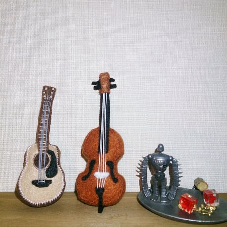 【ご注文品】フェルトのチェロブローチ（立体）