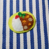 フェルトのカレーライスブローチ