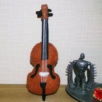 【ご注文品】フェルトのチェロブローチ（立体）