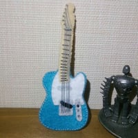 【ご注文品】フェルトのギターブローチ（テレキャスター・水色）