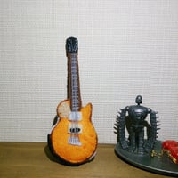 【ご注文品】フェルトのギターブローチ（立体）