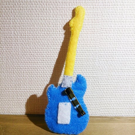 フェルトのギターブローチ（ストラトキャスター）