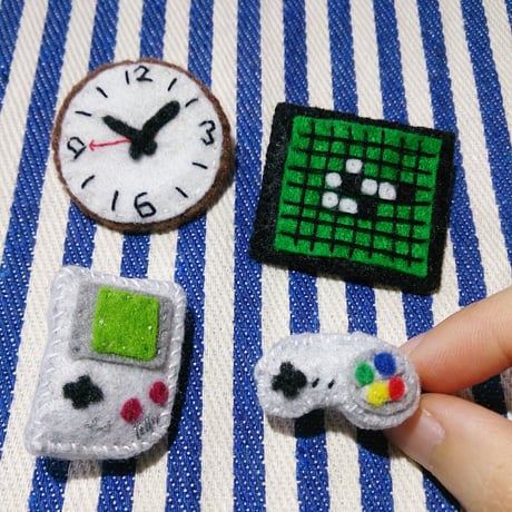 フェルトのTVゲームコントローラーブローチ（立体）