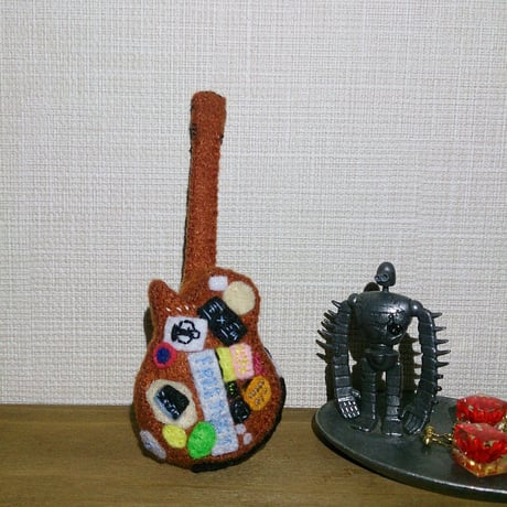 【ご注文品】フェルトのギターブローチ（立体）