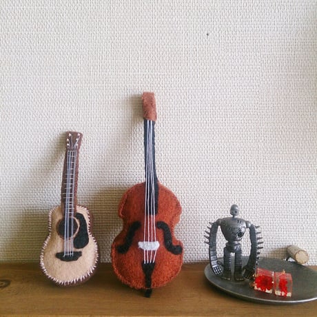 フェルトのギターブローチ（アコースティックギター）（立体）